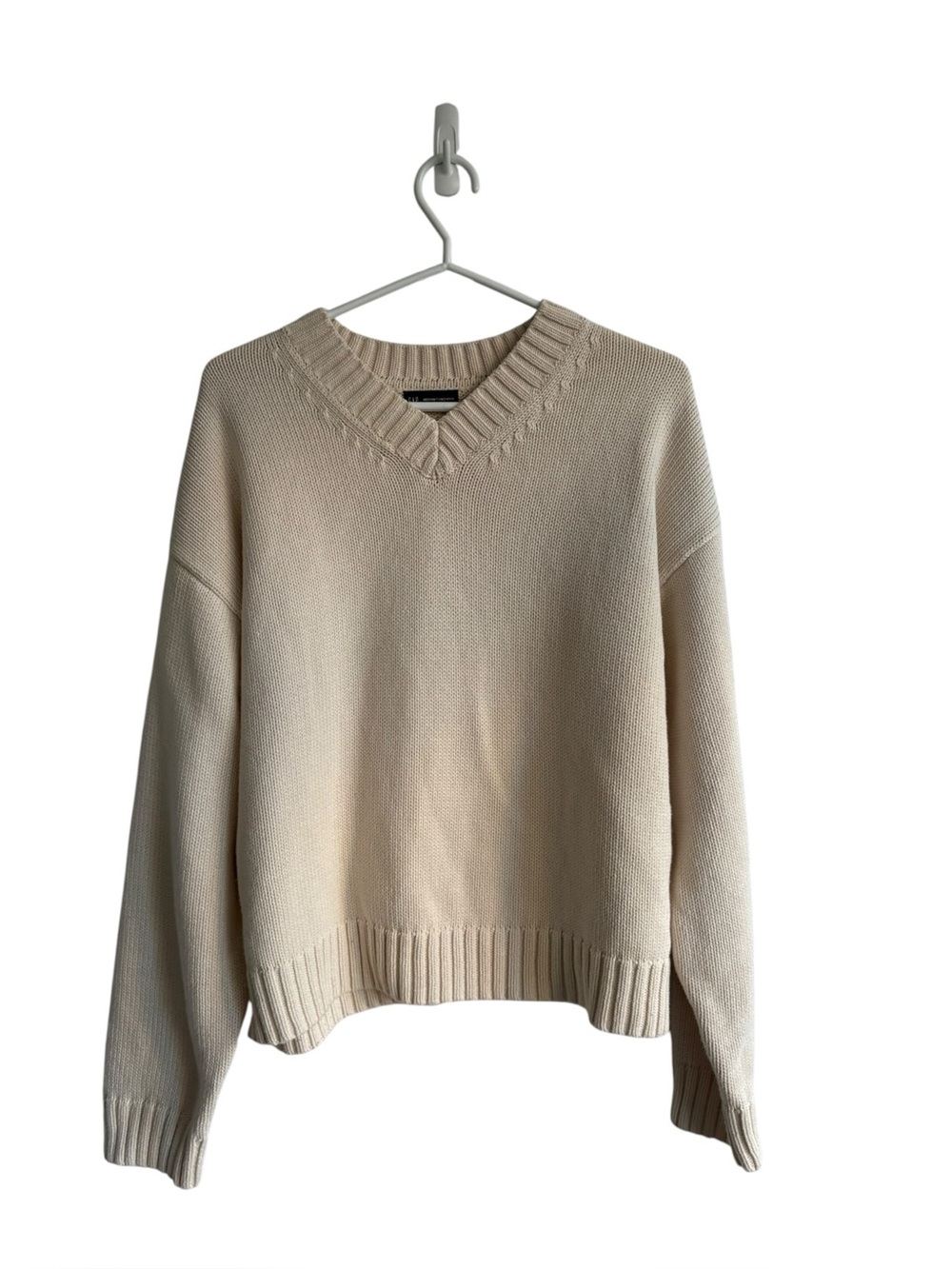 GAP Women’s Medium TALL Cream V Neck Knit Sweater Ribbed Hem Cozy Minimalist